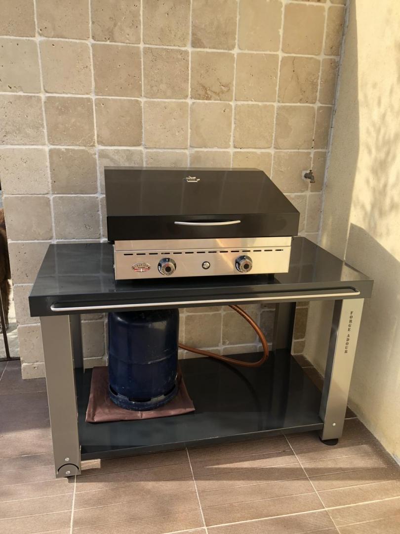 Barbecue grill/plancha &agrave; gaz (gaz fourni)