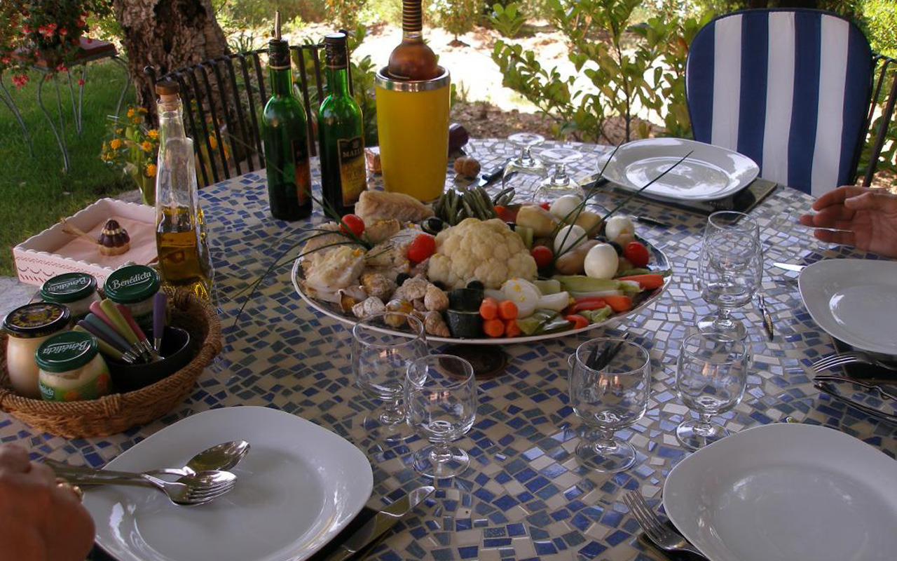 Un a&iuml;oli sous les ch&ecirc;nes li&egrave;ges avec vue sur le Golfe de St. Tropez, un bon ros&eacute; proven&ccedil;al ...; voil&agrave; de quoi profiter d'une bonne journ&eacute;e....