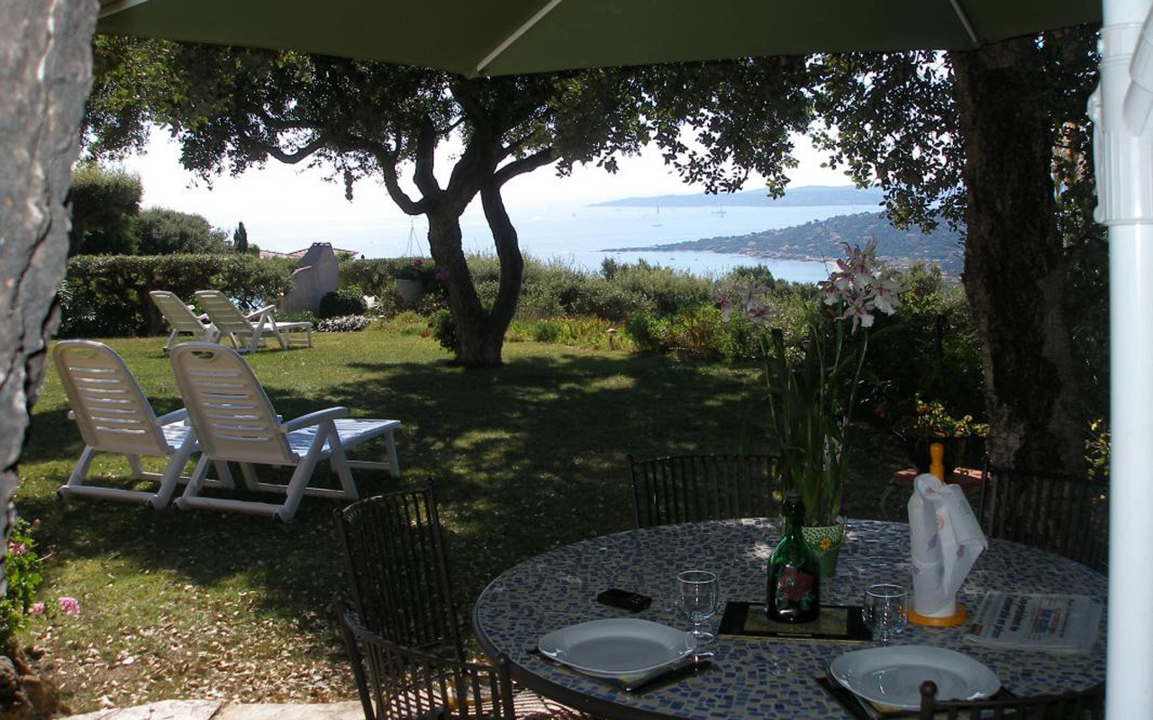 Ensuite, un bon repos, une partie de p&eacute;tanque et un bon plongeon dans la belle bleue et voil&agrave; une journ&eacute;e bien remplie